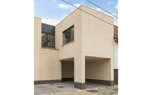 Moderne lichtrijke woonst met 3 slaapkamers, tuin en carport
