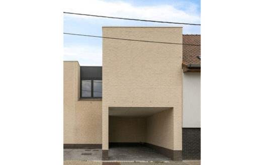 Moderne lichtrijke woonst met 3 slaapkamers, tuin en carport